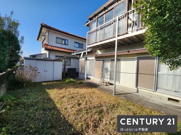 通りから入った静かな場所にある中古住宅です