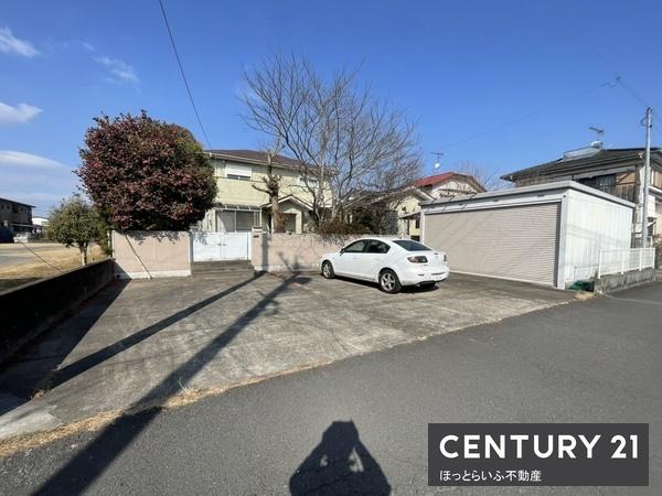 広々敷地と部屋数の多い建物が魅力的 ガレージ付きです