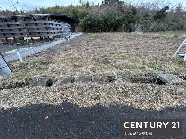 平坦な売地です。南道路に接道良好で設計の自由度あります