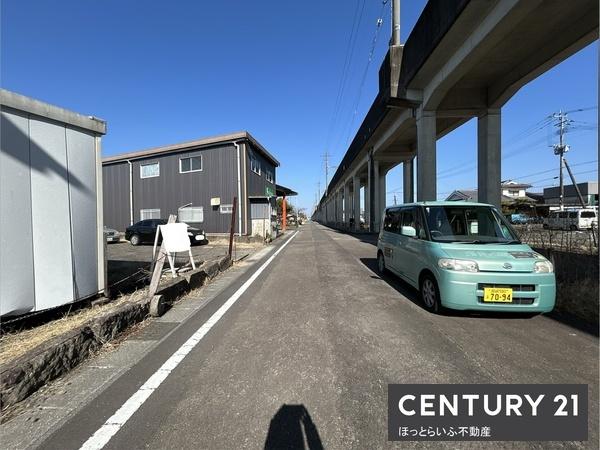 西都城駅から徒歩13分。北向き公道幅6m接面13mです