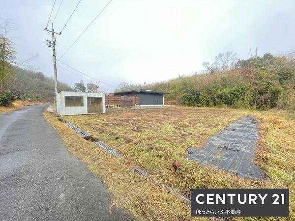南側道路に面した平坦な土地です。