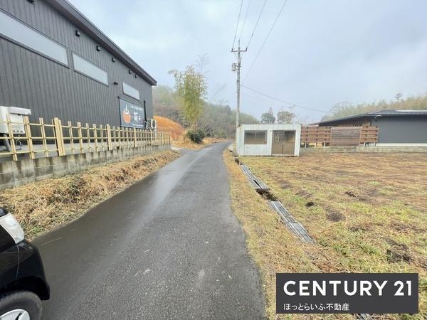 南側道路に面した平坦な土地です。