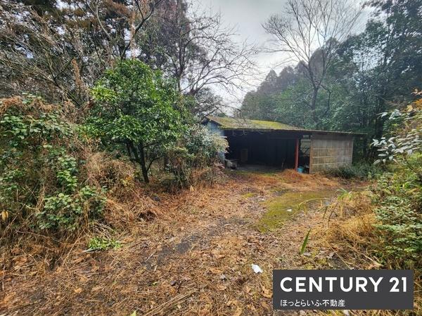 約900坪の多用途に利用できる土地です