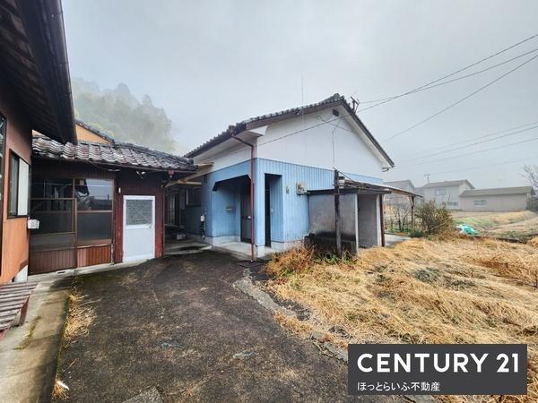道路沿いに３棟建っている中古です