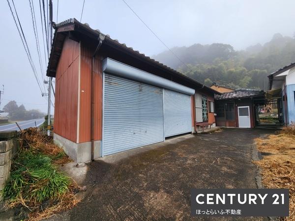 道路沿いに３棟建っている中古です