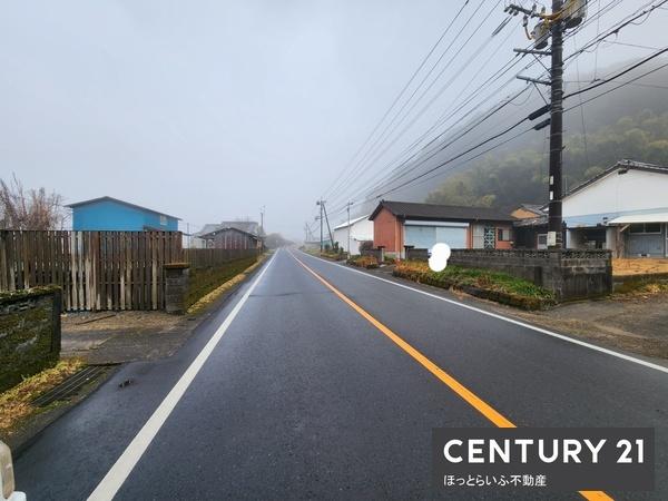 道路沿いに３棟建っている中古です
