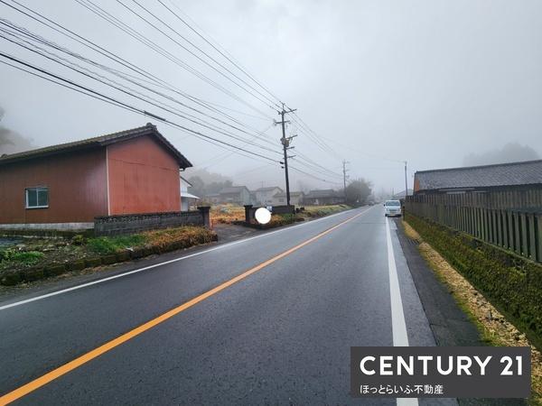 道路沿いに３棟建っている中古です