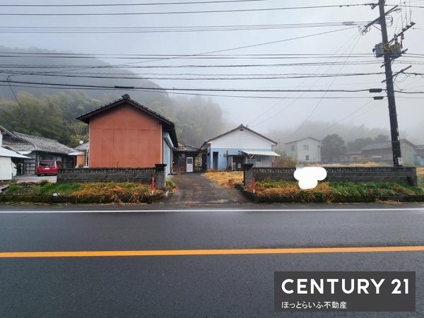 道路沿いに３棟建っている中古です