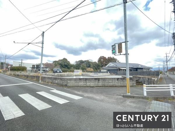 三方向道路です　前面道路も広く利用しやすいですよ