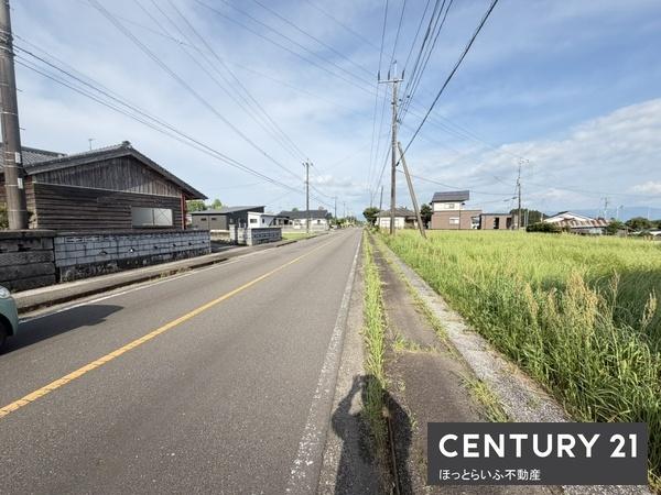 広々とした平坦な土地で、南向きの公道に面した好条件