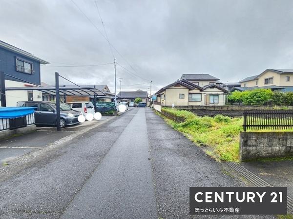 通学・買い物に便利な立地に位置する土地です