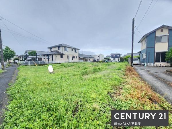 小学校近くの閑静な住宅街に位置する土地です
