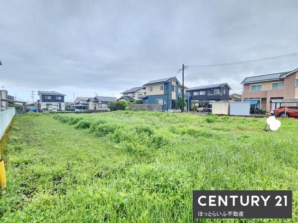 小学校近くの閑静な住宅街に位置する土地です