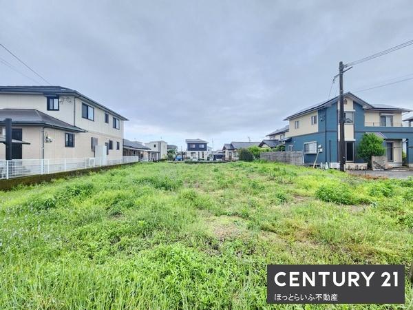 小学校近くの閑静な住宅街に位置する土地です