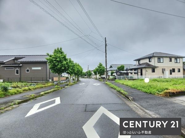 小学校近くの閑静な住宅街に位置する土地です