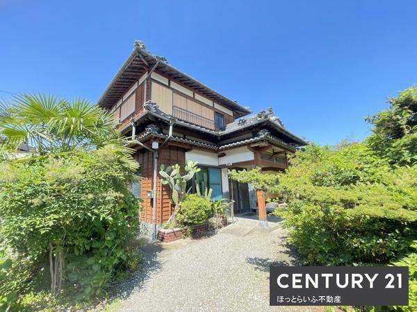 広大な敷地面積に建つ昔ながらの中古物件です