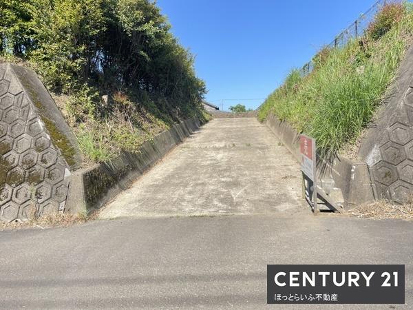 のどかな雰囲気の中にある広大な土地です