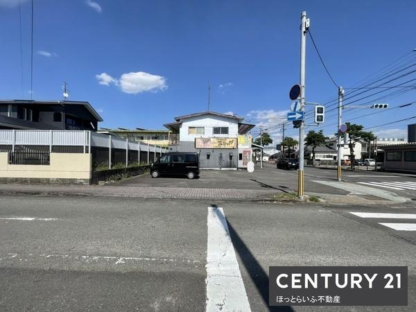 大通りにある視認性の店舗付き土地です