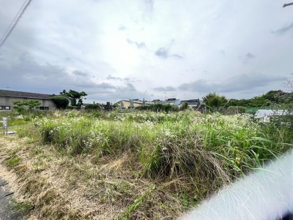 通りに面した土地で車の出入りがしやすい場所です