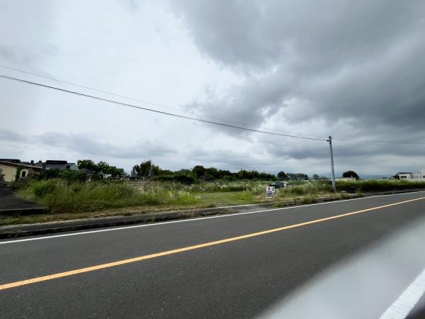 通りに面した土地で車の出入りがしやすい場所です