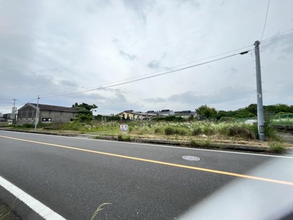 通りに面した土地で車の出入りがしやすい場所です