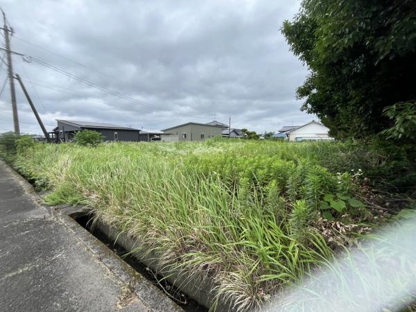 平坦地で前道も広く、さまざまな利用用途に適しています。