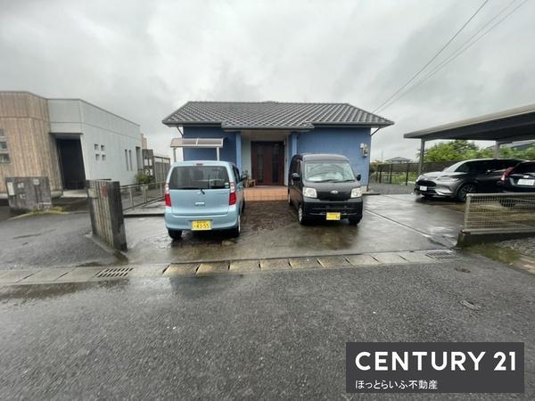 部屋数の多い平屋建て 4台以上駐車可能です