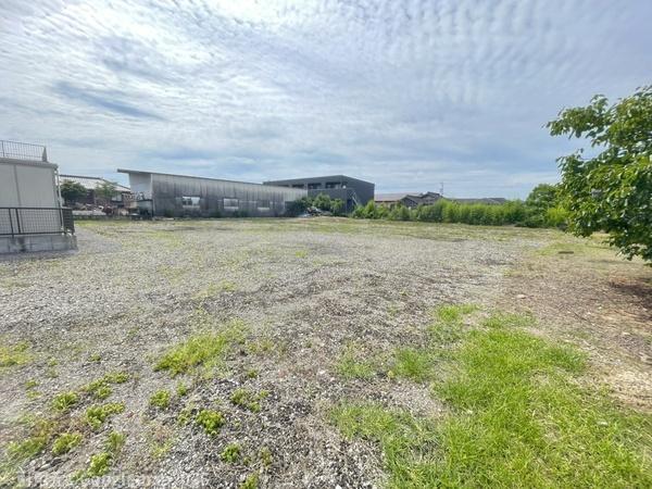 静かな場所に304坪の分割可能の土地がでました