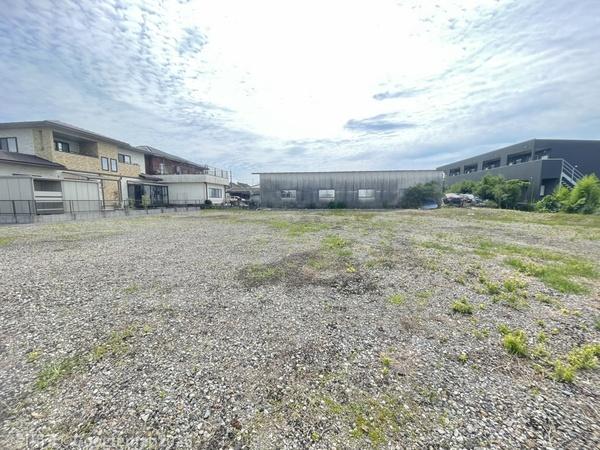 静かな場所に304坪の分割可能の土地がでました