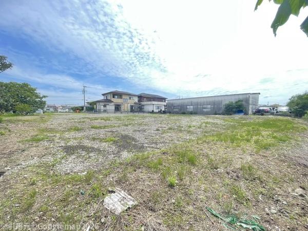 静かな場所に304坪の分割可能の土地がでました