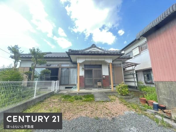 車庫、物置つきの平屋建て戸建て住宅です