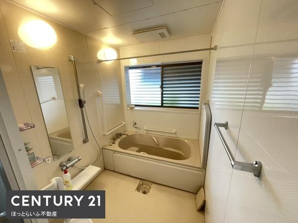 車庫、物置つきの平屋建て戸建て住宅です