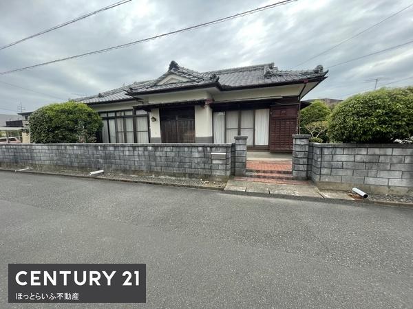東南の角地120坪の敷地が広々として魅力的です