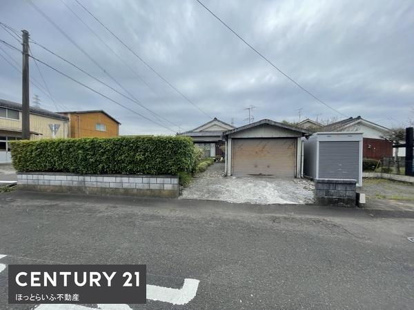 東南の角地120坪の敷地が広々として魅力的です