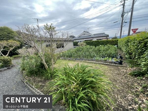 東南の角地120坪の敷地が広々として魅力的です