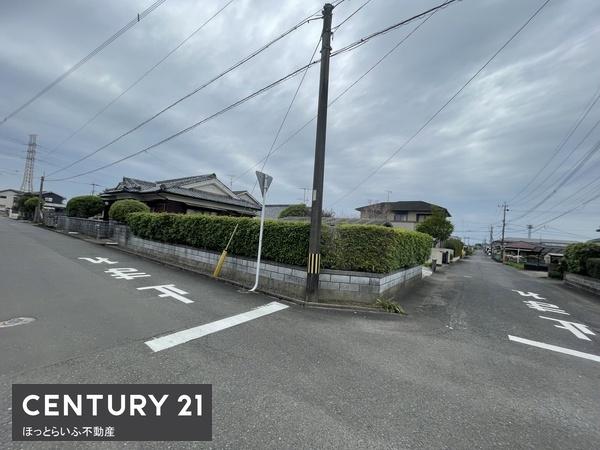 東南の角地120坪の敷地が広々として魅力的です