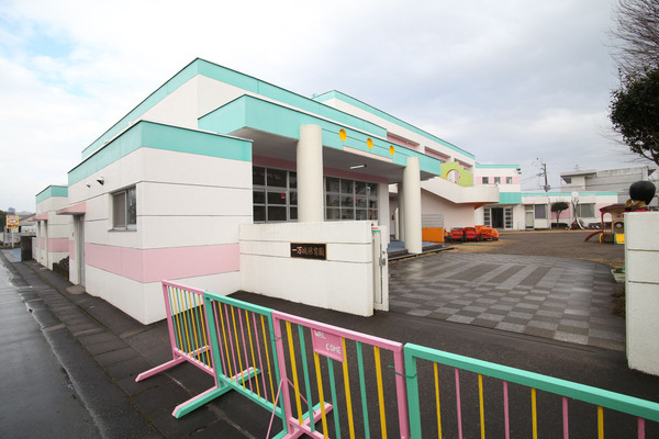通り沿いから入った場所にある新築建売です(一万城保育園)