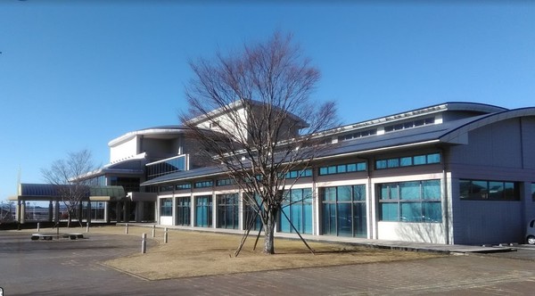 静かな環境で子育てができる新築建売です(三股町立図書館)