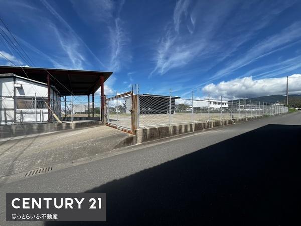 自動車整備工場跡の広々とした土地です