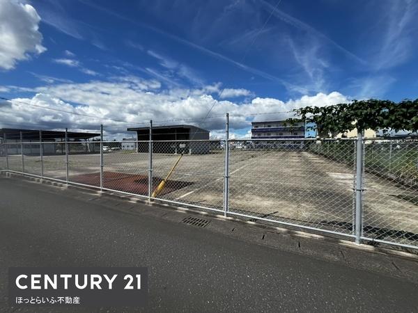 自動車整備工場跡の広々とした土地です