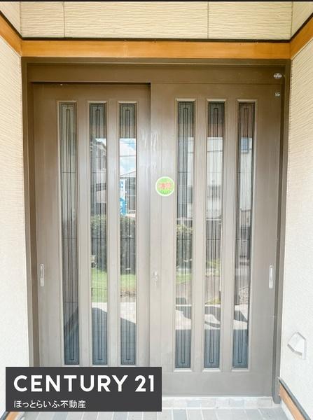 静かな環境で生活できる二階建ての物件です