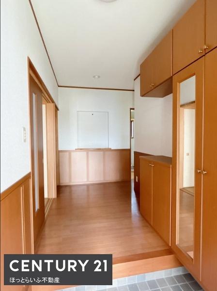 静かな環境で生活できる二階建ての物件です