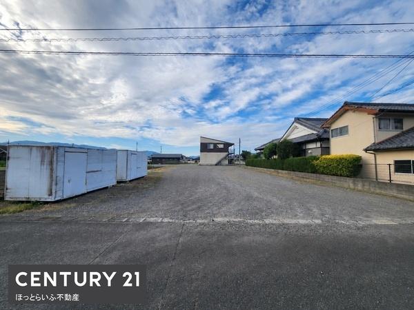 駐車場が広く街の中心地へのアクセスも良い収益アパートです