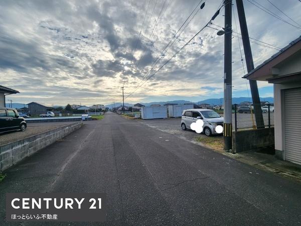 駐車場が広く街の中心地へのアクセスも良い収益アパートです