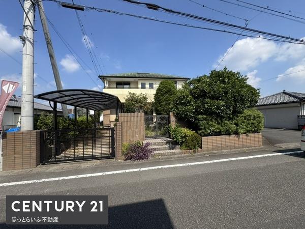 メイン道路から入った静かな環境にある中古です