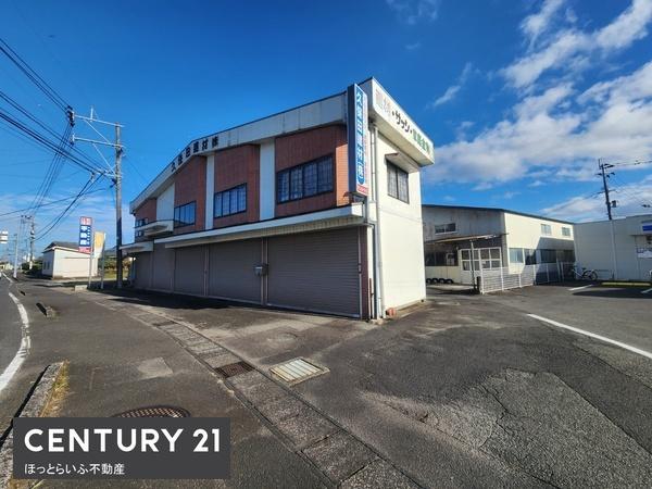 通り沿いにある資材置き場と住居倉庫が付いた物件です