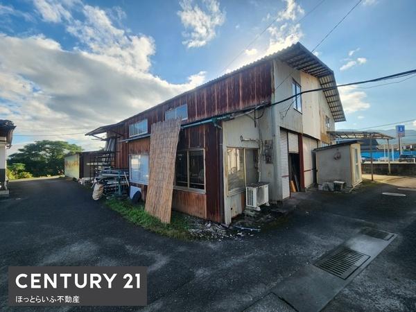 通り沿いにある資材置き場と住居倉庫が付いた物件です