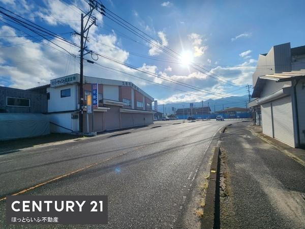 通り沿いにある資材置き場と住居倉庫が付いた物件です