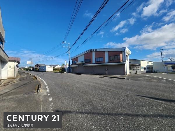 通り沿いにある資材置き場と住居倉庫が付いた物件です