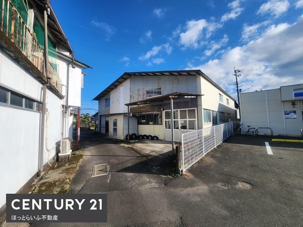 通り沿いにある資材置き場と住居倉庫が付いた物件です